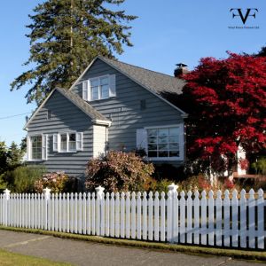 Vinyl vs. Chain Link: Which Is Better for Your Yard?